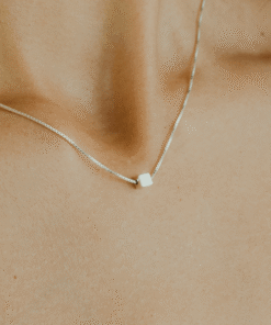 Colar Dadinho de prata 925 em modelo