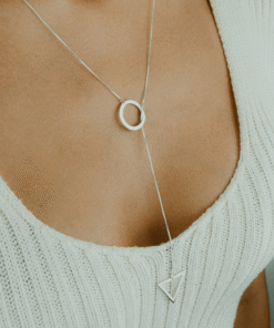 gravata circulo e triangulo em modelo