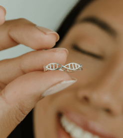 modelo segurando anel dna em prata 925