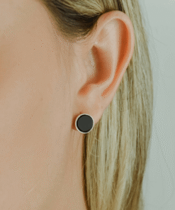 brinco agarradinho agata negra em modelo