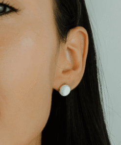 brinco agarradinho madreperola em modelo