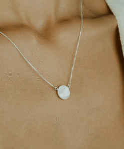 Colar madreperola em modelo