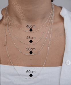 Modelo Feminina usando colares de bolinhas prata 925 em modelo