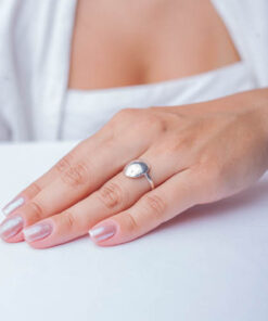 Anel Bola de prata 925 em modelo