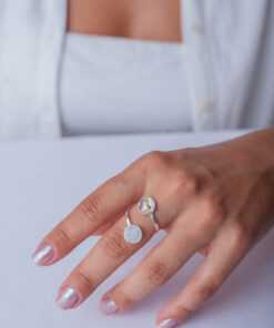 Anel Madrepérola e Abalone de prata 925 em modelo