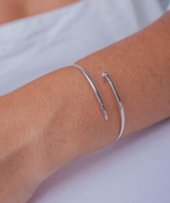 Bracelete Prego de prata 925 em braço feminino