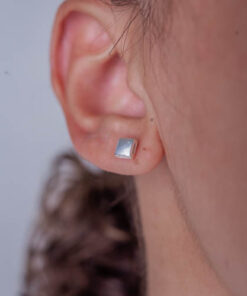 Brinco Dadinho de prata 925 em modelo