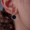 Brinco Gancho Agata Negra P de prata 925 em modelo