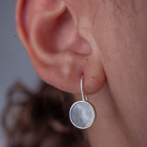 Brinco Gancho Madreperola P de prata 925 em modelo