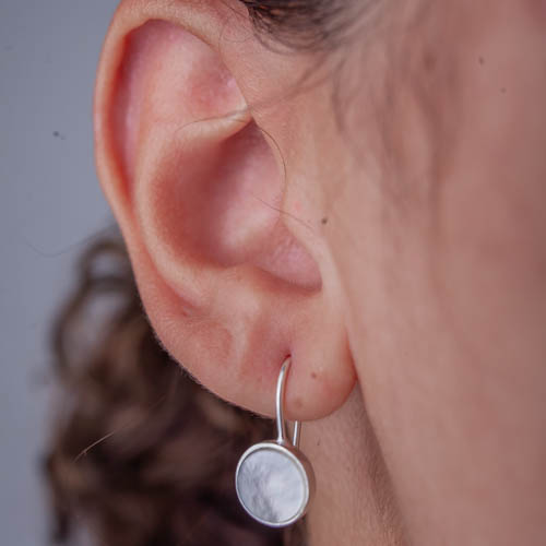 Brinco Gancho Madreperola P de prata 925 em modelo