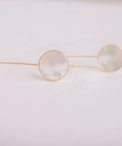 Brinco Gancho Madreprola Ouro 18K em fundo branco