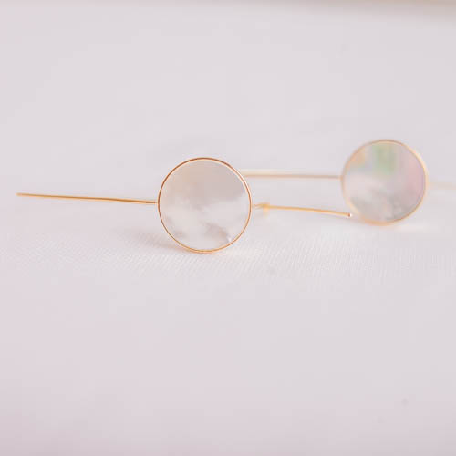 Brinco Gancho Madreprola Ouro 18K em fundo branco