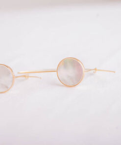 Brinco Gancho Madreprola Ouro 18K em fundo branco