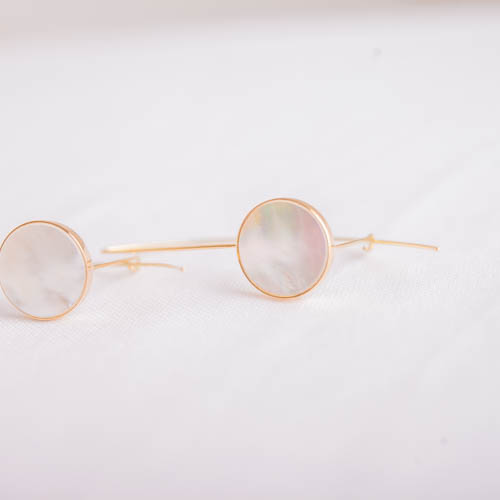 Brinco Gancho Madreprola Ouro 18K em fundo branco