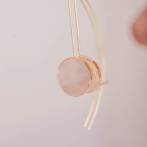 Brinco Gancho Madreprola Ouro 18K em fundo branco