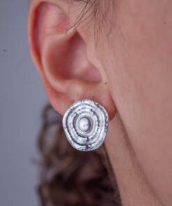 Brinco Medalha com Bolinhas de prata 925 em modelo