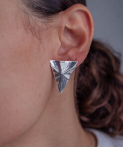 Brinco Triangulo Elegante de prata 925 em modelo