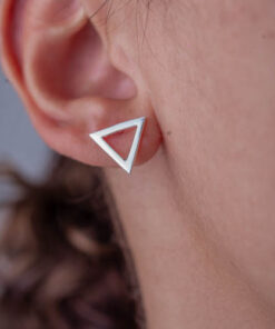 Brinco triangulo de prata 925 em orelha feminina