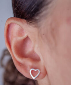Brinco coração de prata 925 em orelha feminina