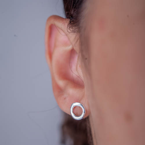 Brinco circulo de prata 925 em orelha feminina