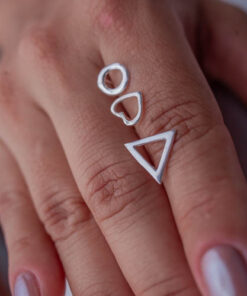 Mão feminina com o Trio Triangulo, Circulo e Coração da Vesty prata