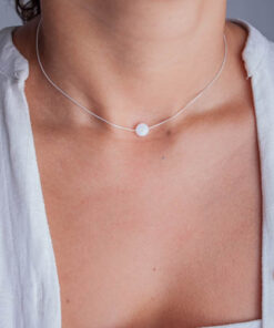 Modelo feminina com o Colar Chocker circulo Madrepérola