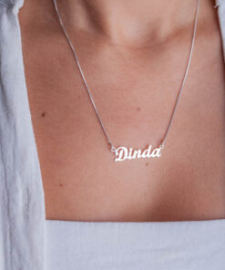 Moça jovem usando um colar Dinda de prata