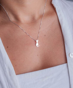 Modelo feminina com o Colar Gatinho 2