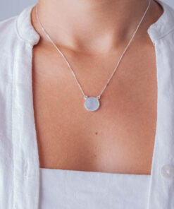 Colar madreperola em modelo