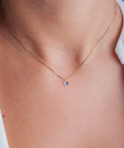 Colar Ponto de Luz de ouro 18k em modelo com camisa branca