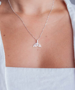 Modelo feminina usando um Colar de prata Rabo de Sereia