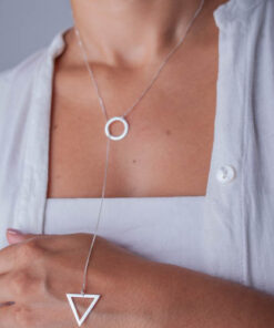 gravata circulo e triangulo em modelo