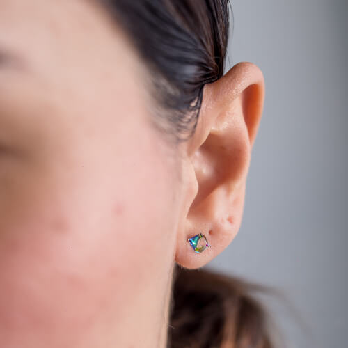 Modelo Feminina usando Brinco Cubo furta cor de prata 925