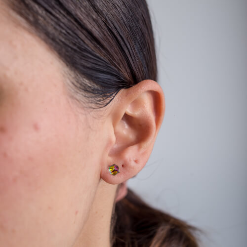 Modelo Feminina usando Brinco Cubo furta cor de prata 925