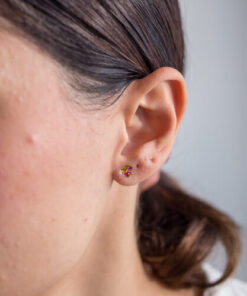 Modelo Feminina usando Brinco Cubo furta cor de prata 925