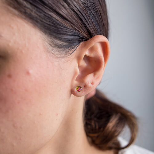 Modelo Feminina usando Brinco Cubo furta cor de prata 925