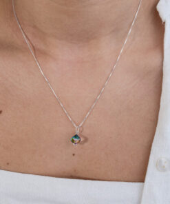 Modelo Feminina usando Colar Cubo furta cor maior de prata 925