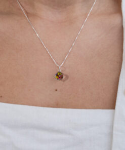 Modelo Feminina usando Colar Cubo furta cor maior de prata 925