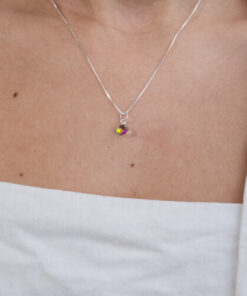 Modelo Feminina usando Colar Cubo furta cor de prata 925