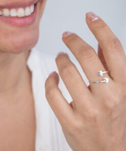 Modelo Feminina usando Anel Coração Regulavel prata 925