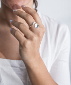 Modelo Feminina usando Anel Curva Elegance Regulavel prata 925