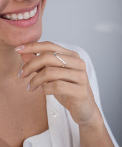 Modelo Feminina usando Anel Fenda Elegance prata 925