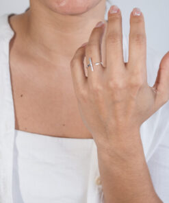 Modelo Feminina usando Anel Taquinho prata 925