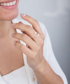 Modelo Feminina usando Anel Triangulo e Circulo Regulavel prata 925