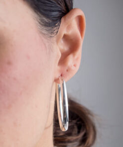 Modelo Feminina usando Argola Abaolada grande de prata 925