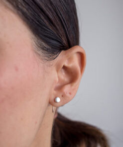 Modelo Feminina usando Argola Circulo P de prata 925