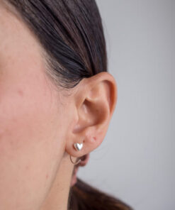 Modelo Feminina usando Argola Coração P de prata 925