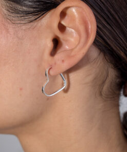 Modelo Feminina usando Argola Coração de prata 925