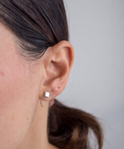 Modelo Feminina usando Argola Dadinho P de prata 925