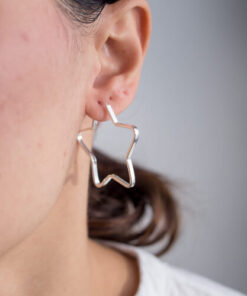 Modelo Feminina usando Argola Estrela de prata 925